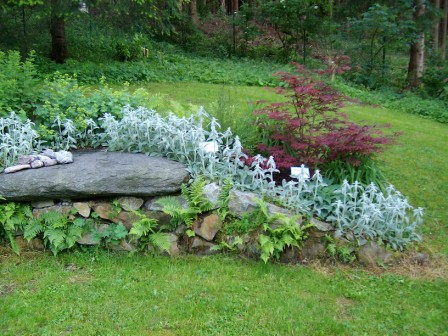 http://www.hildegard-kraeuter-garten.at/media/kraeuterwelt 2010/etage3-stein.JPG